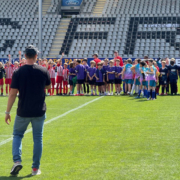 mannschaften-vor-tribuene-im-dreisamstadion-finale-grundschul-liga-saison-2024-25-sharepic
