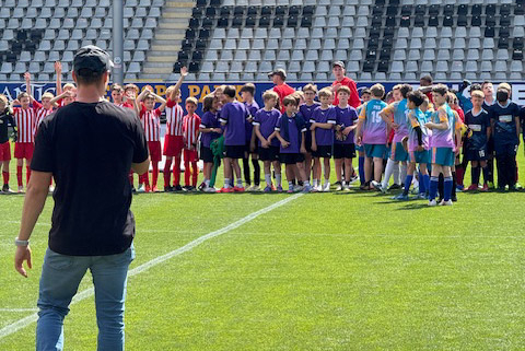 mannschaften-vor-tribuene-im-dreisamstadion-finale-grundschul-liga-saison-2024-25-sharepic